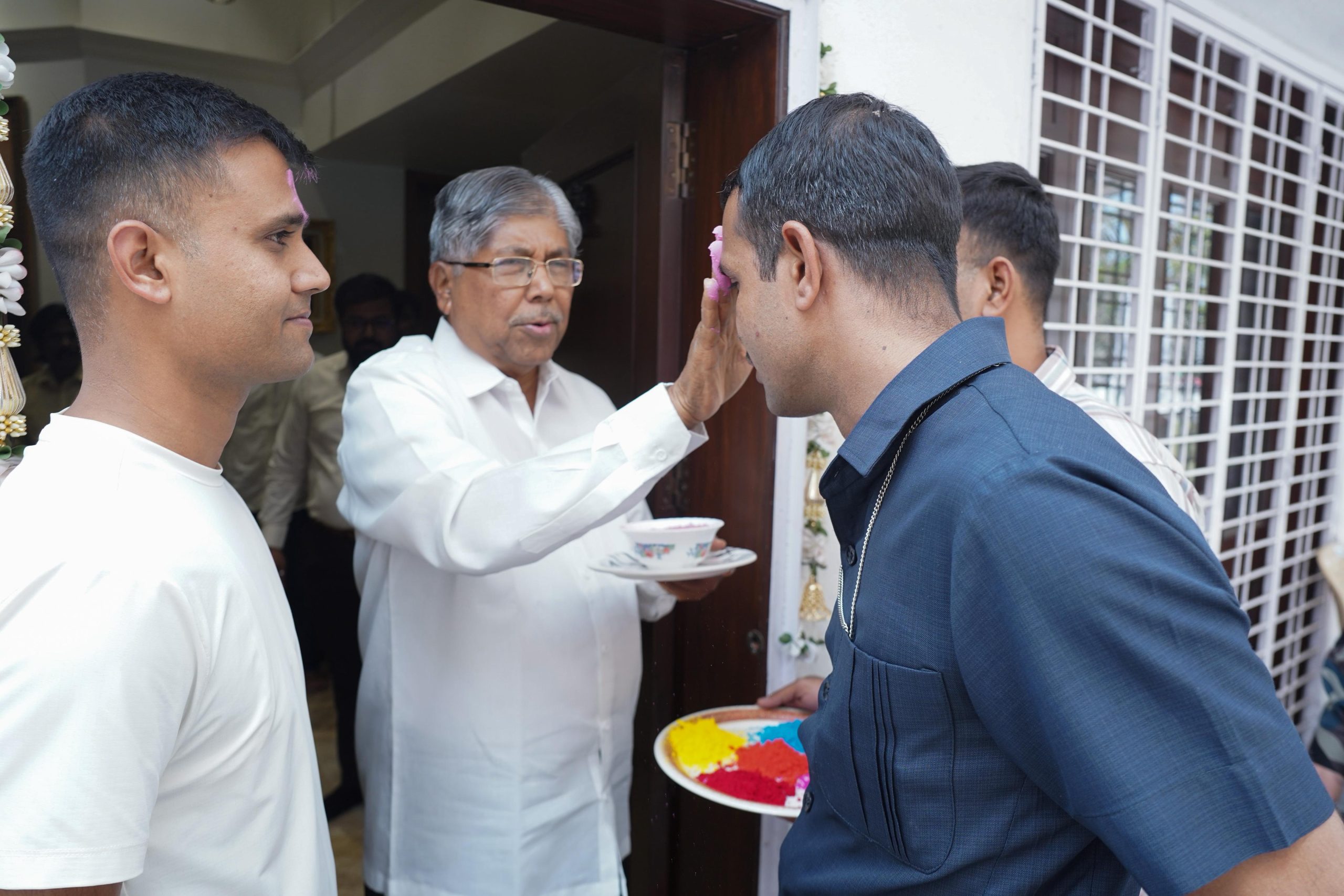 ना. चंद्रकांतदादा पाटील यांची सीआयएसएफच्या जवानांसोबत होळी साजरी