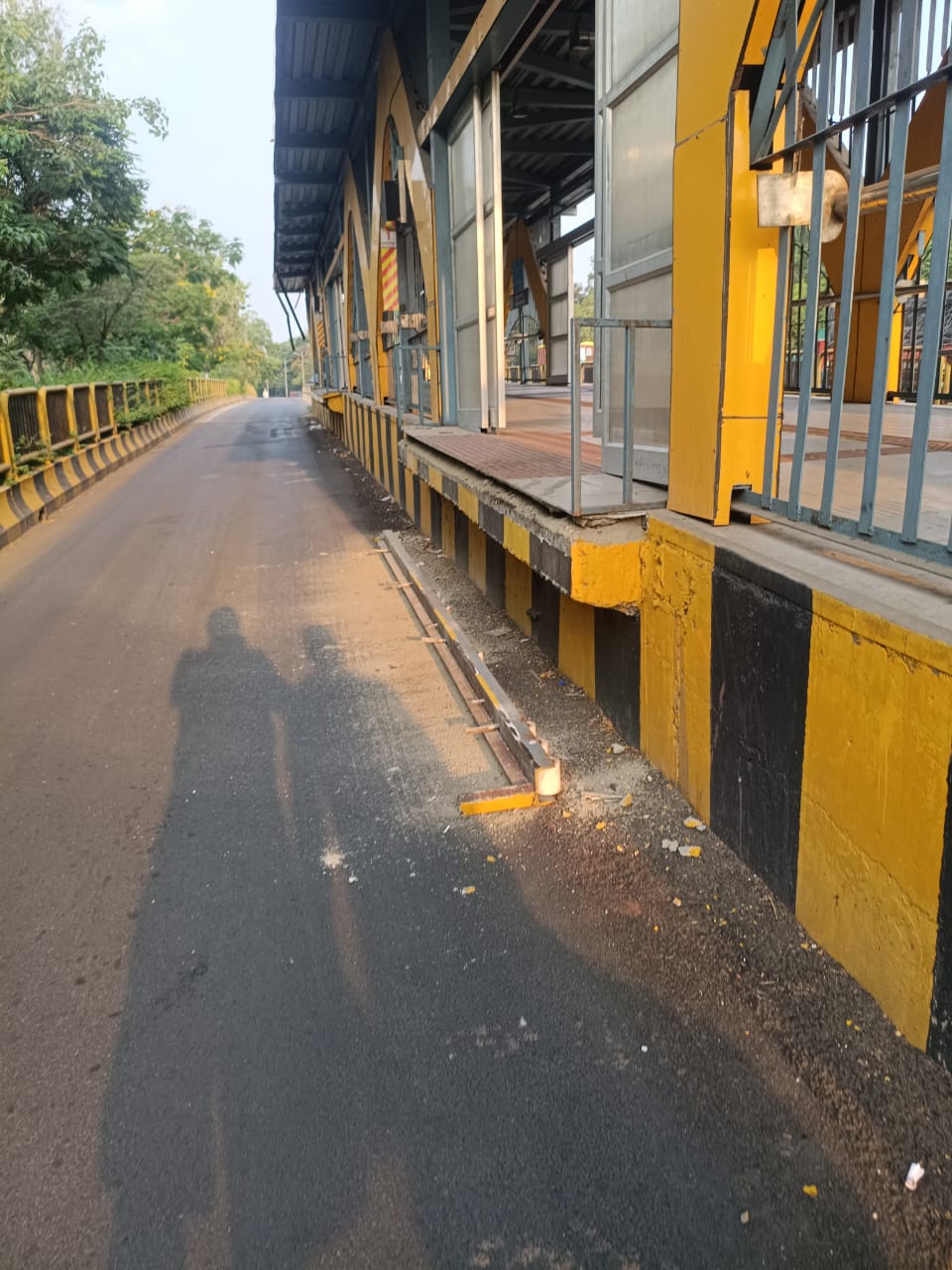 निगडी-रावेत BRT बस स्थानकात धोकादायक स्थिती; अपघाताचा धोका वाढला