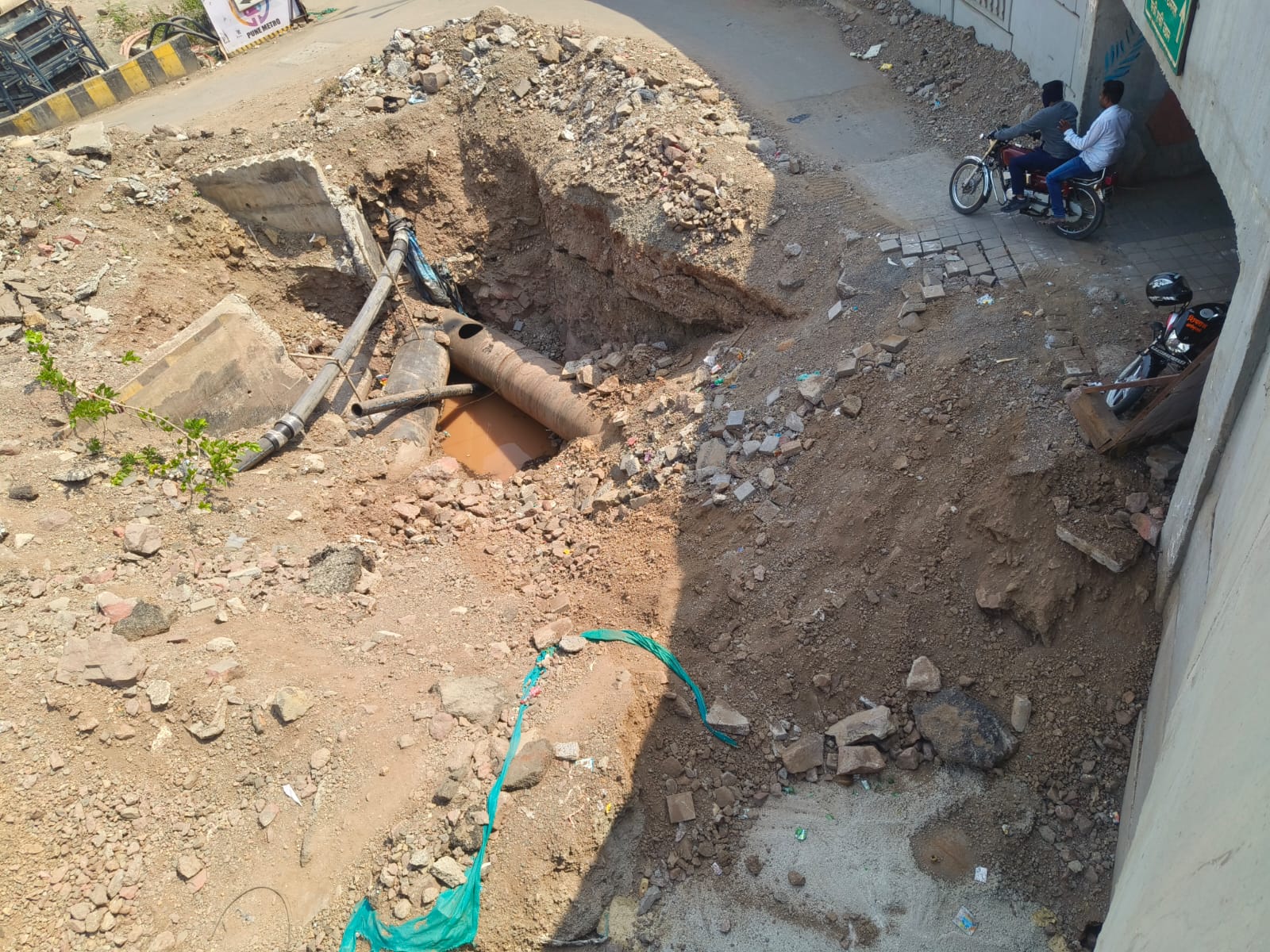 भक्ती शक्ती उड्डाण पुलाखालील रस्ता बंद; खड्ड्यांमुळे नागरिक त्रस्त, अपघाताचा धोका वाढला